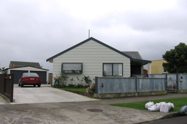 Photo of property in 75 Hillcrest Drive, Kelvin Grove, Palmerston North, 4414