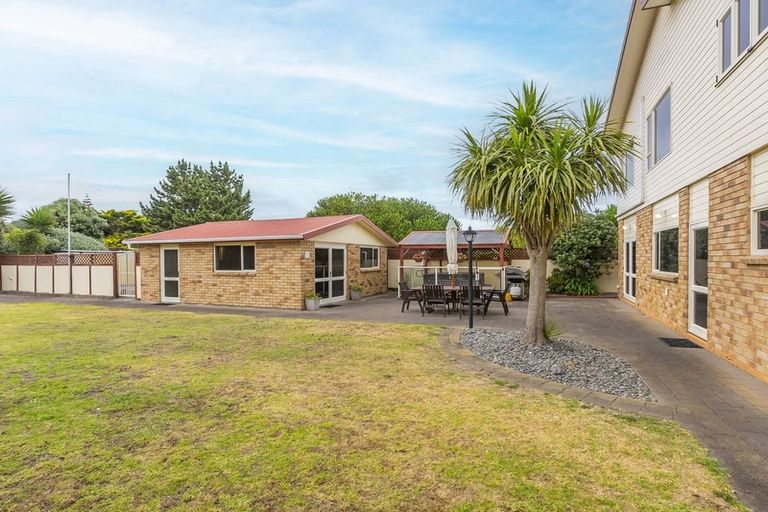 Photo of property in 14 Field Way, Waikanae Beach, Waikanae, 5036