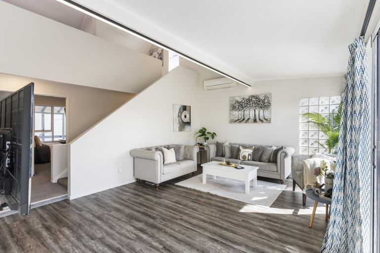 Photo of property in 22 Cairnbrae Court, Northcross, Auckland, 0632