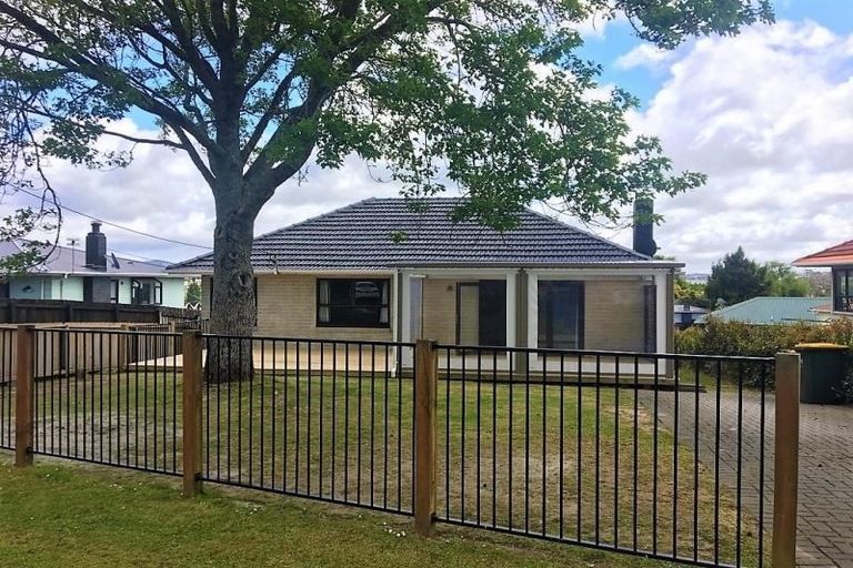 Photo of property in 21 Kirrie Avenue, Te Atatu South, Auckland, 0610