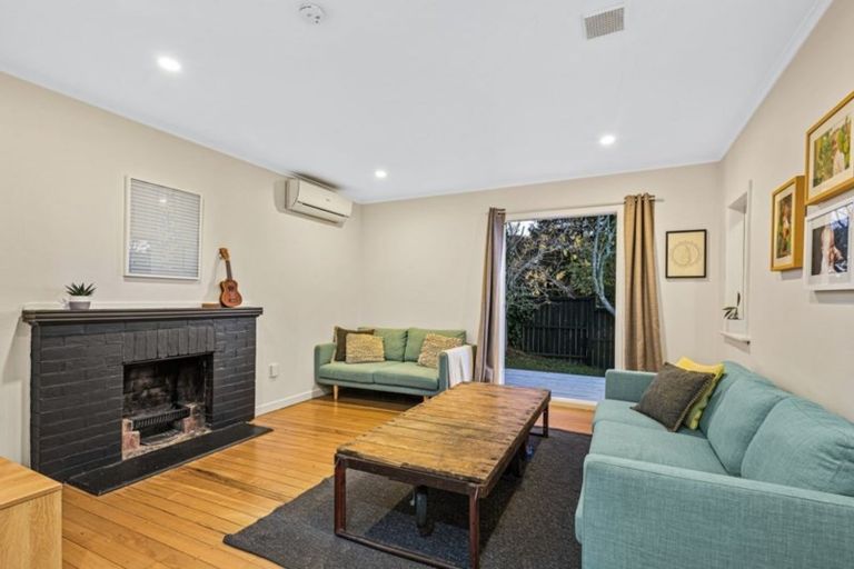 Photo of property in 12 Arahoe Road, New Lynn, Auckland, 0600