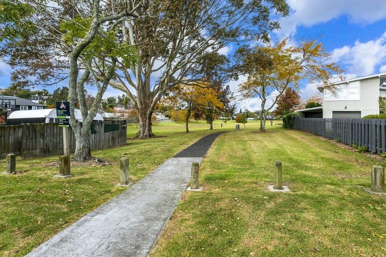 Photo of property in 1/7 Keldale Place, Forrest Hill, Auckland, 0620