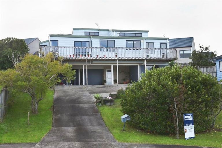 Photo of property in 97 Totaravale Drive, Totara Vale, Auckland, 0629