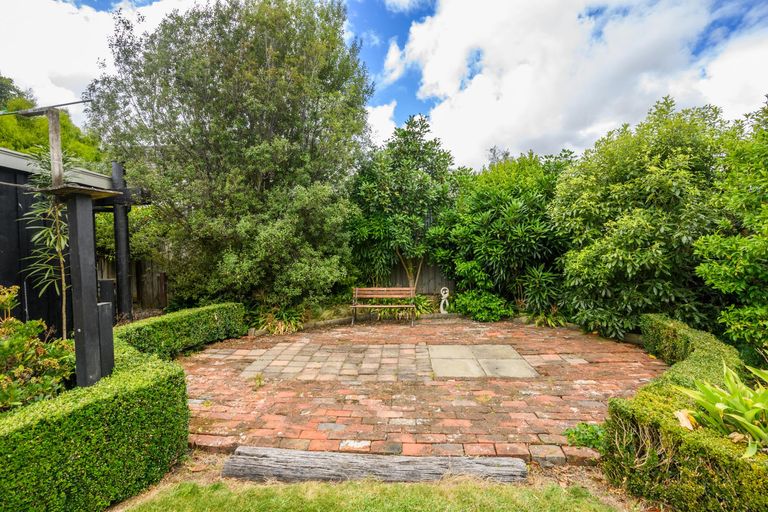 Photo of property in 3 Earl Place, Hokowhitu, Palmerston North, 4410