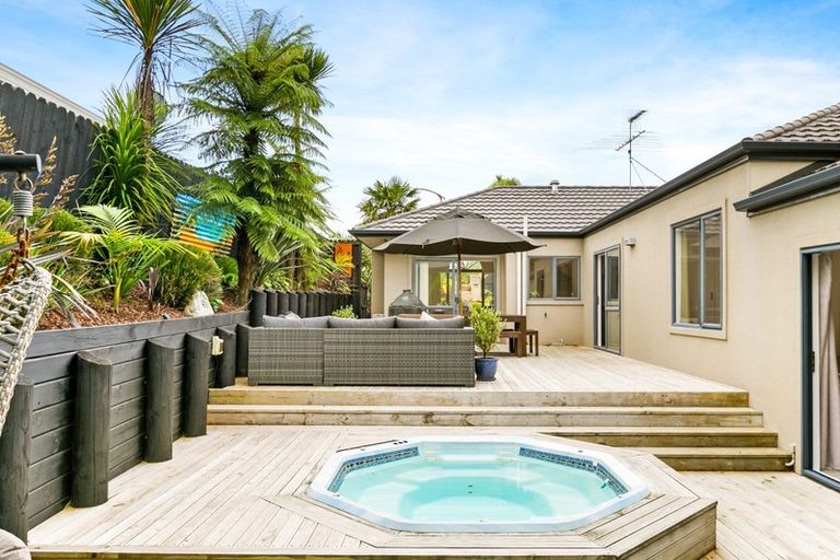 Photo of property in 13 Berkshire Terrace, Massey, Auckland, 0614