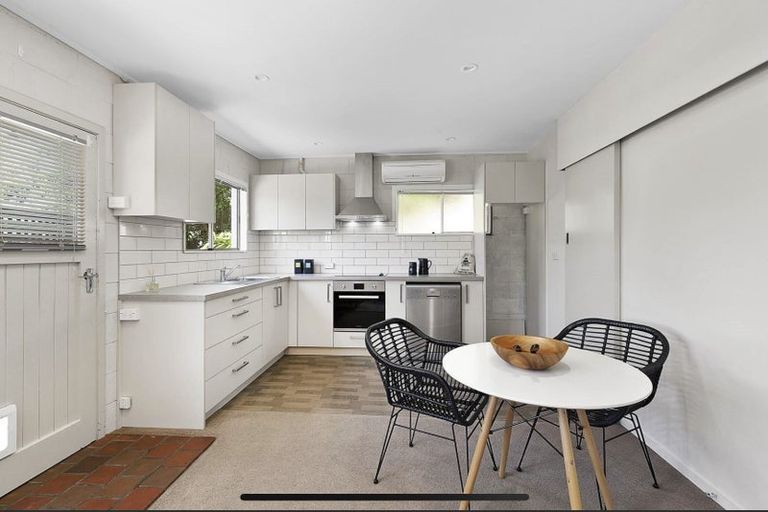 Photo of property in 18 Southern Cross Crescent, Island Bay, Wellington, 6023