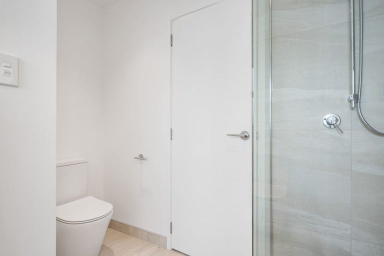 Photo of property in 43 Oteha Valley Road, Northcross, Auckland, 0632