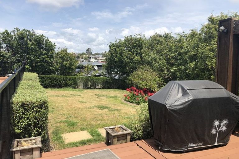 Photo of property in 8 Garmons Way, Castor Bay, Auckland, 0620