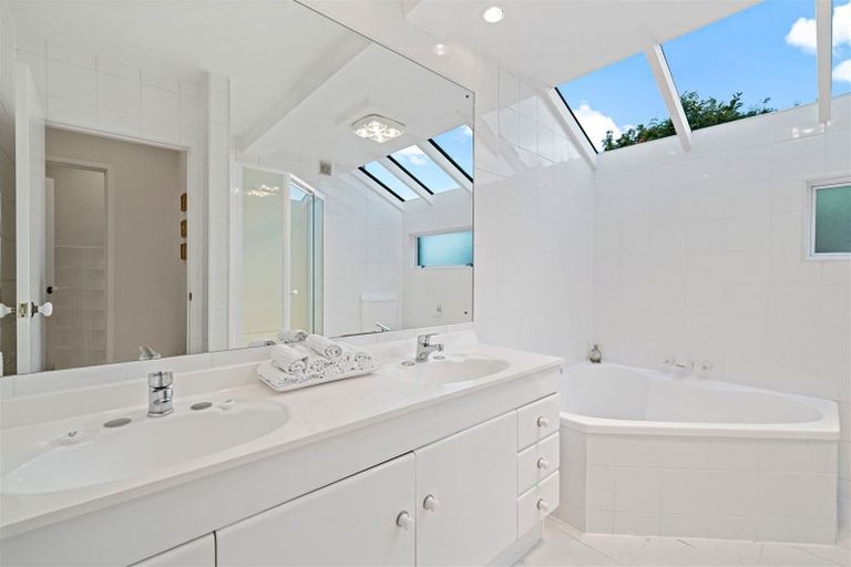 Photo of property in 17 Edgerton Road, Te Atatu Peninsula, Auckland, 0610