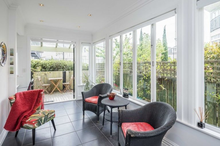 Photo of property in 33 Hobson Crescent, Thorndon, Wellington, 6011