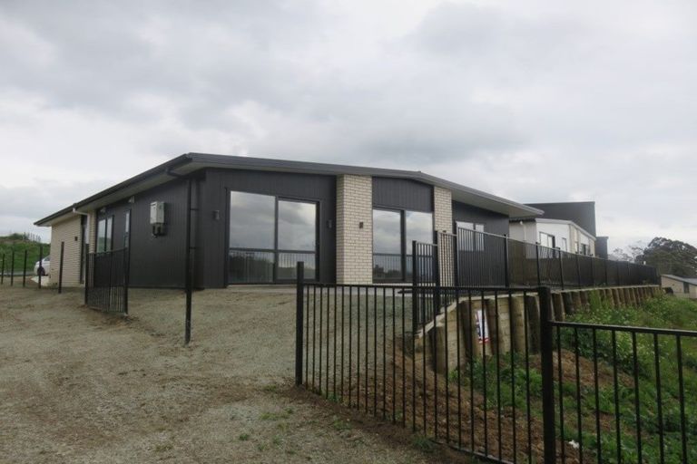 Photo of property in 16 Te Tiireke Drive, Glenview, Hamilton, 3206