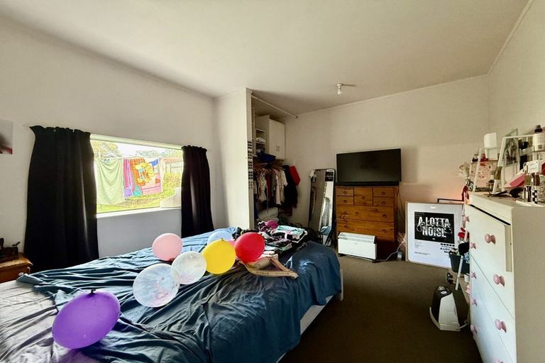 Photo of property in 12 Meadowvale Rise, Titirangi, Auckland, 0604