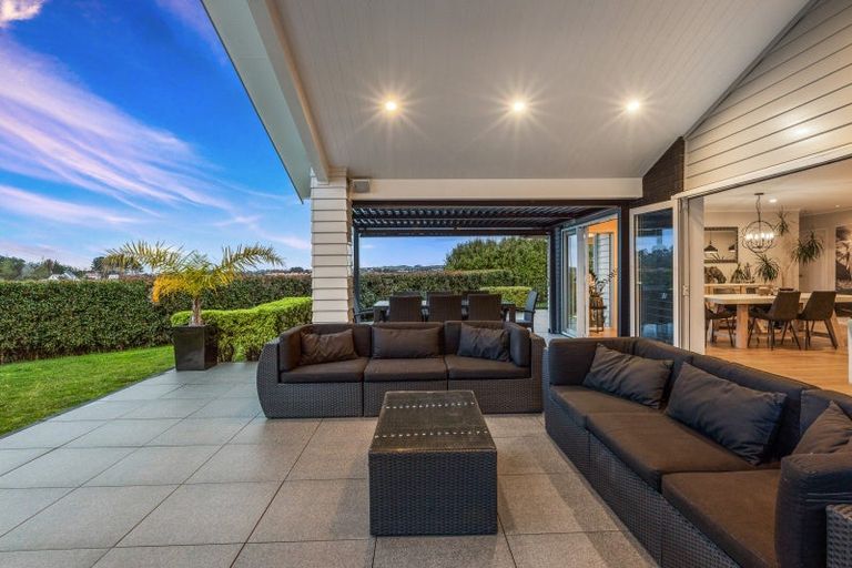 Photo of property in 60 Roberts Road, Matakatia, Whangaparaoa, 0930