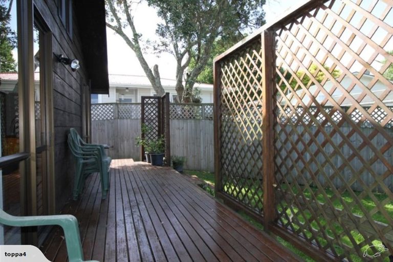 Photo of property in 2/11 Firle Place, Green Bay, Auckland, 0604