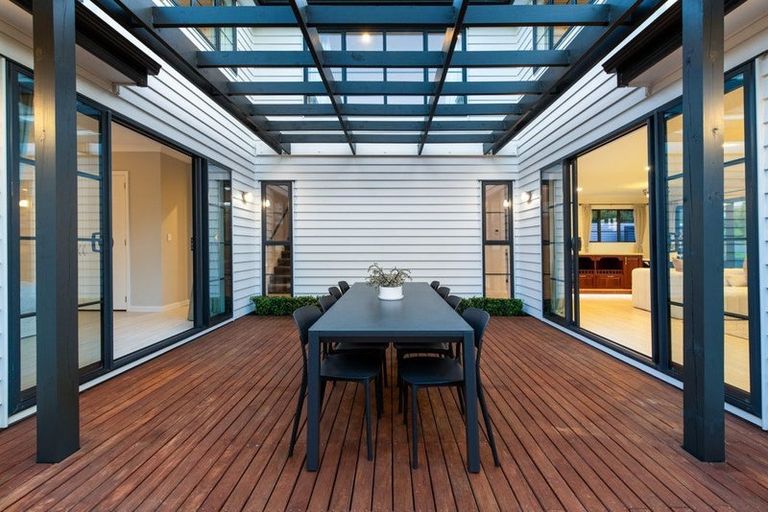 Photo of property in 25a Rothesay Bay Road, Rothesay Bay, Auckland, 0630