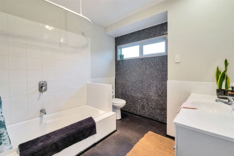 Photo of property in 48 Sylvan Crescent, Te Atatu South, Auckland, 0610