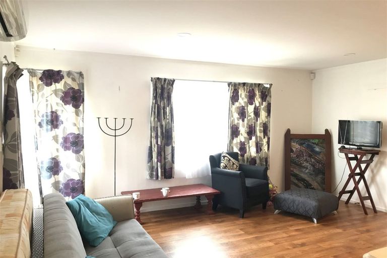 Photo of property in 1/2 Aotea Road, Glen Eden, Auckland, 0602