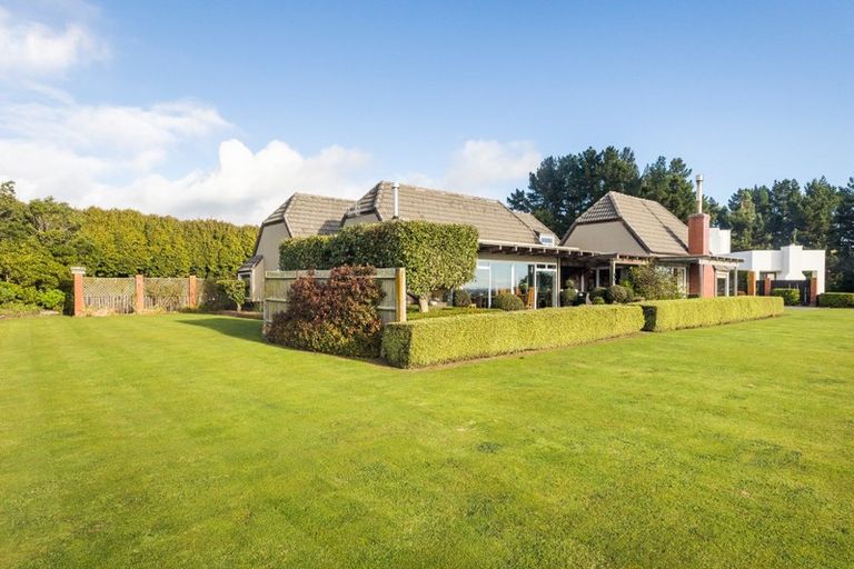 Photo of property in 38 Titirangi Drive, Fitzherbert, Palmerston North, 4471