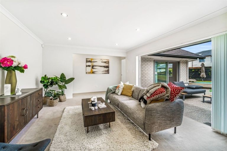 Photo of property in 32 Corricvale Way, Northcross, Auckland, 0630