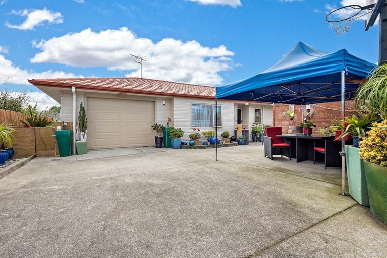 Photo of property in 2 Royal View Road, Te Atatu South, Auckland, 0610