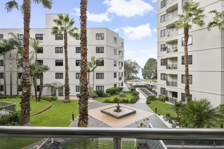 Photo of property in 1a/171 Hurstmere Road, Takapuna, Auckland, 0622