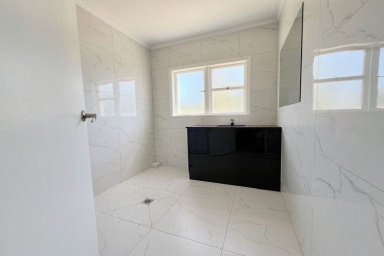 Photo of property in 18 Woodford Avenue, Henderson, Auckland, 0610