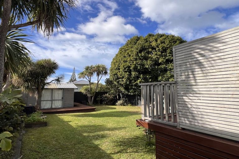 Photo of property in 123 Queens Drive, Lyall Bay, Wellington, 6022
