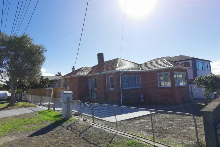 Photo of property in 52 Old Lake Road, Narrow Neck, Auckland, 0624