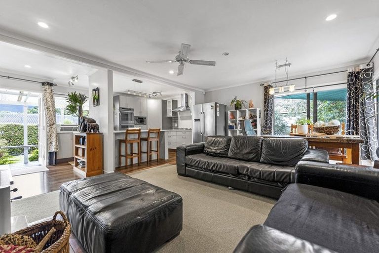 Photo of property in 18 Denver Avenue, Sunnyvale, Auckland, 0612