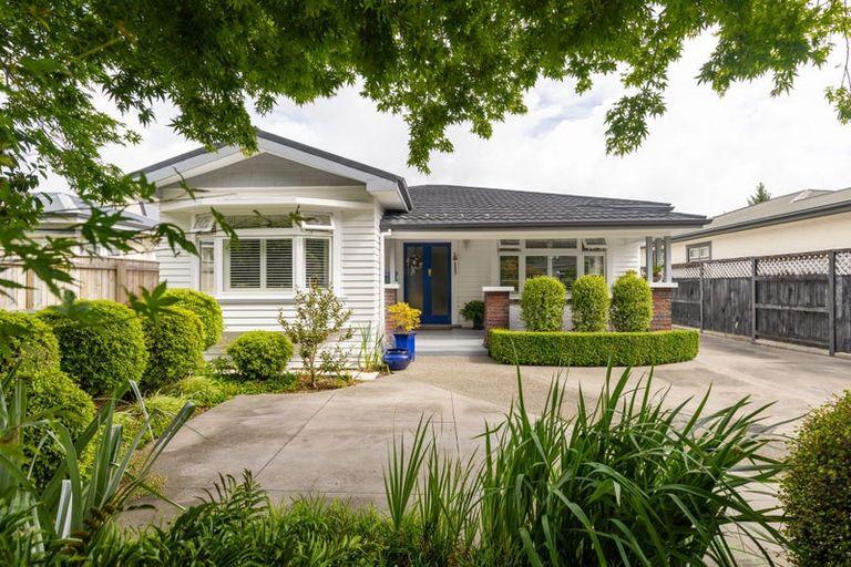 Photo of property in 11 Manapouri Crescent, Hokowhitu, Palmerston North, 4410