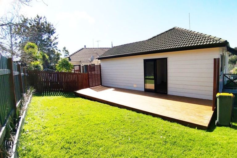 Photo of property in 2/1 Landsdale Place, Massey, Auckland, 0614
