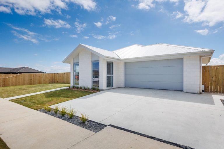 Photo of property in 68 Atlantic Drive, Fitzherbert, Palmerston North, 4410