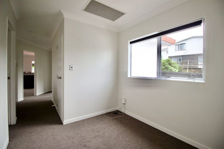 Photo of property in 88 Lantana Road, Green Bay, Auckland, 0604