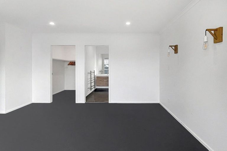 Photo of property in 111 Johnstone Drive, Fitzherbert, Palmerston North, 4410