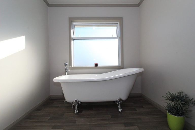 Photo of property in 30 Timaru Road, Waimate, 7924