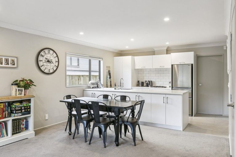 Photo of property in 2 Brindle Way, Newlands, Wellington, 6037