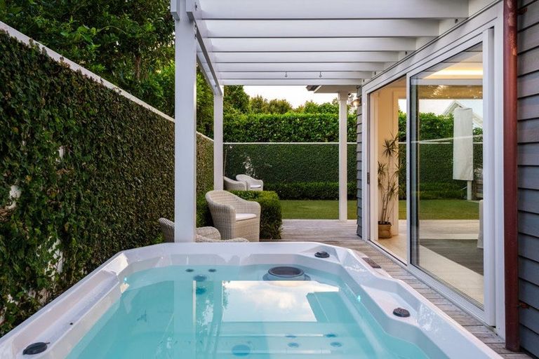 Photo of property in 1/30 Ocean View Road, Milford, Auckland, 0620