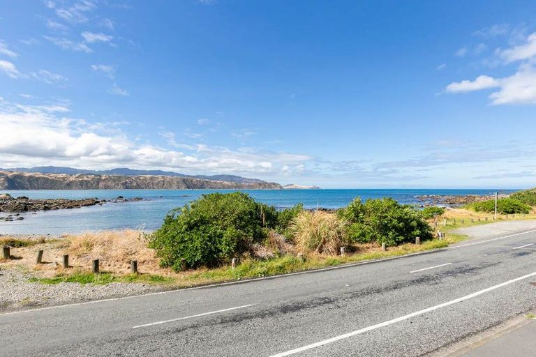 Photo of property in 106 Breaker Bay Road, Breaker Bay, Wellington, 6022