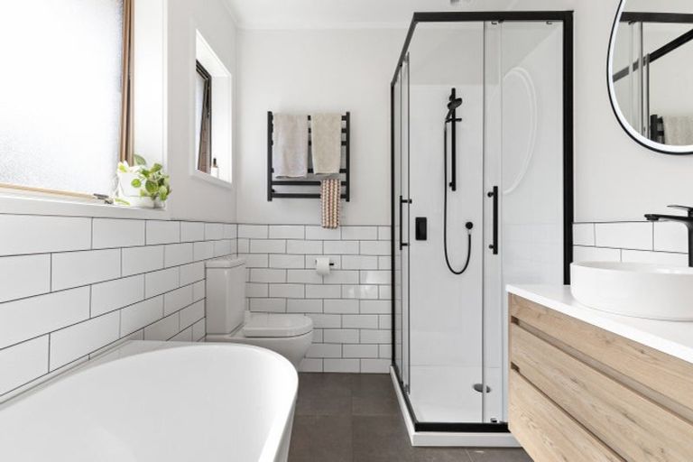 Photo of property in 2 Hartles Place, Mellons Bay, Auckland, 2014