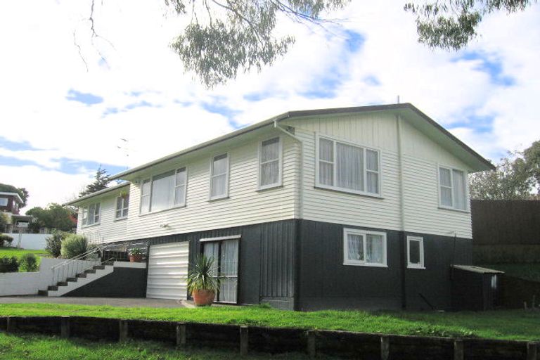 Photo of property in 2 Nielsen Place, Massey, Auckland, 0614