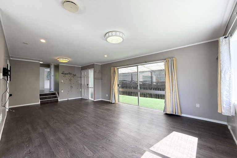 Photo of property in 9 Woodman Place, West Harbour, Auckland, 0618