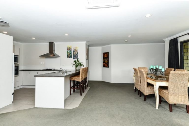 Photo of property in 62 Farnborough Drive, Grandview Heights, Hamilton, 3200