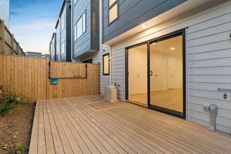 Photo of property in 18 Dotterel Place, Westgate, Auckland, 0614
