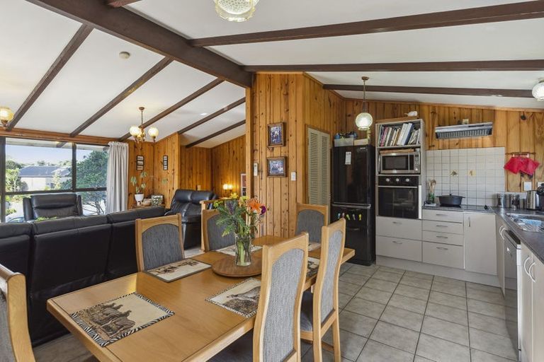 Photo of property in 24 Freyberg Crescent, Waikanae Beach, Waikanae, 5036