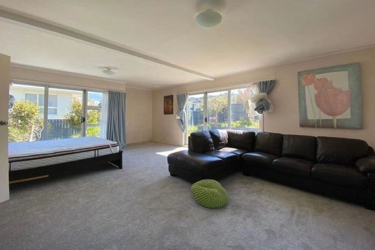 Photo of property in 6 Barlow Place, Chatswood, Auckland, 0626
