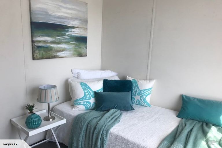 Photo of property in 1/4 Hanson Place, West Harbour, Auckland, 0618