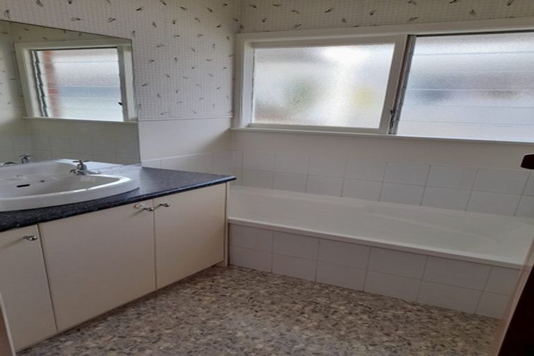 Photo of property in 2/73 Deep Creek Road, Waiake, Auckland, 0630