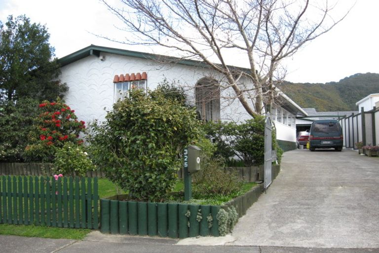 Photo of property in 325 Wellington Road, Wainuiomata, Lower Hutt, 5014