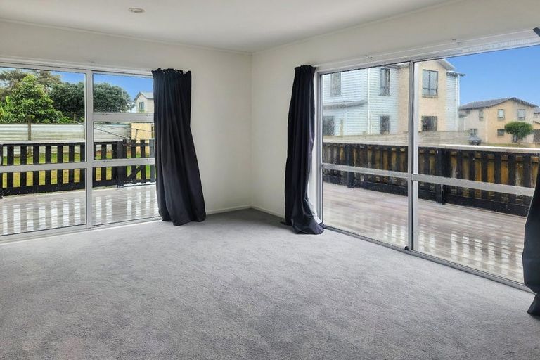 Photo of property in 32 Becker Drive, Weymouth, Auckland, 2103