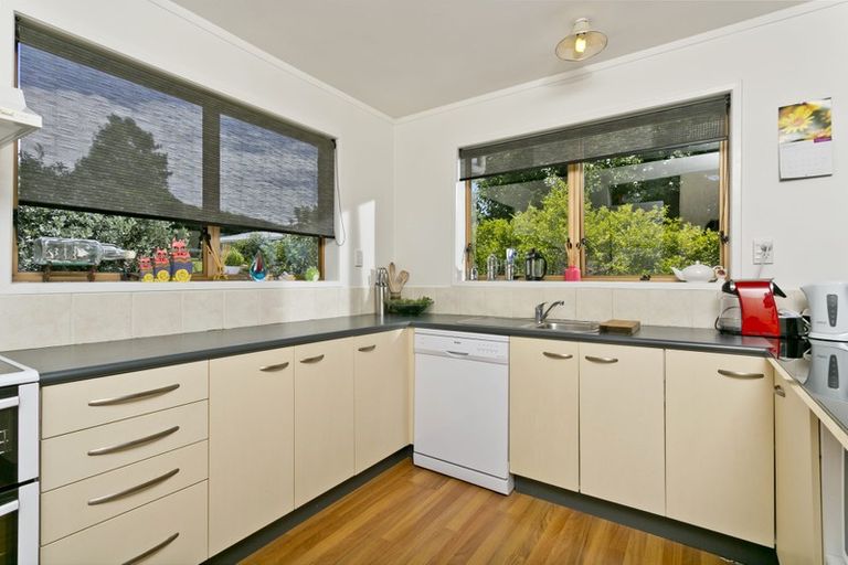 Photo of property in 2/325 Glenfield Road, Glenfield, Auckland, 0629